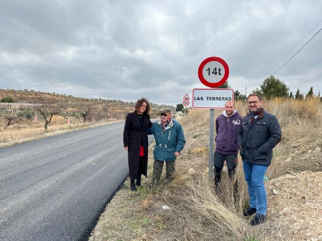 El alcalde de Lorca visita Las Terreras tras los trabajos de mejora de la carretera de acceso a la pedanía y la calle del Consultorio Médico