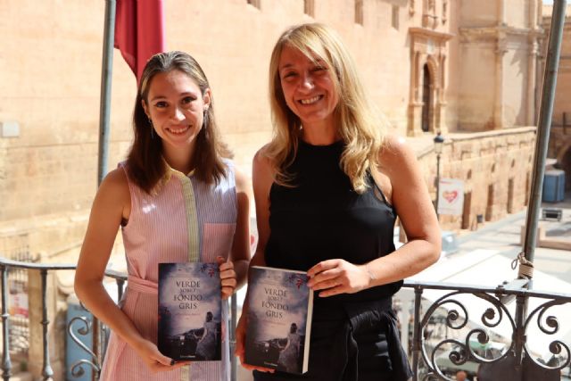 La joven escritora lorquina Hortensia Arcas Jódar presentará, esta tarde en el Huerto Ruano, su primera novela titulada 'Verde sobre fondo Gris'