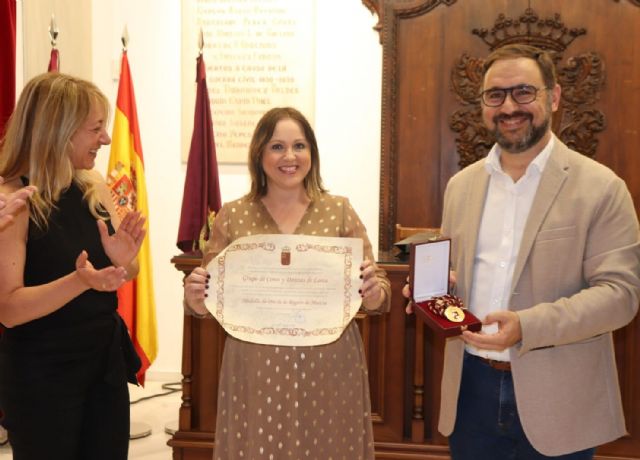 La Corporación Municipal recibe al Grupo Coros y Danzas de Lorca tras haber sido reconocidos con la Medalla de Oro de la Región de Murcia