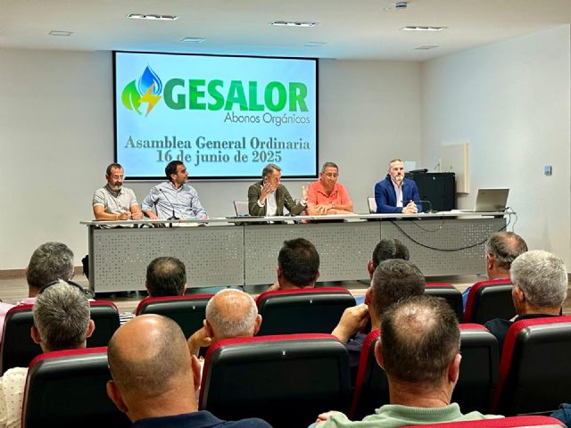 El alcalde muestra su apoyo a los ganaderos en un momento en que se advierte de las consecuencias negativas de un recorte en el suministro de agua del Trasvase para el sector