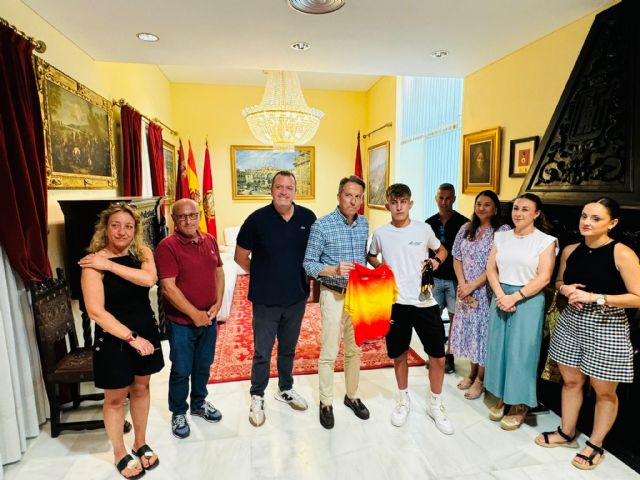 El alcalde de Lorca felicita al lorquino Juan Bastida Pérez, flamante campeón de España de ciclismo en categoría infantil
