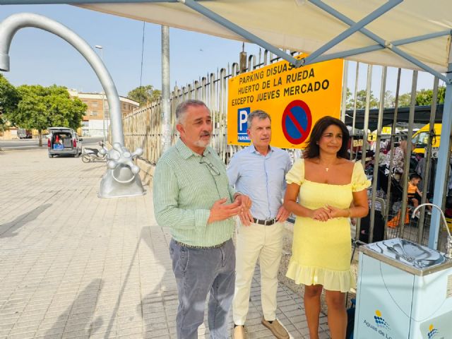 Una fuente de agua fría, toldos y el cierre anticipado, las principales medidas adoptadas por el Ayuntamiento para reducir los efectos de la ola de calor en el mercado semanal