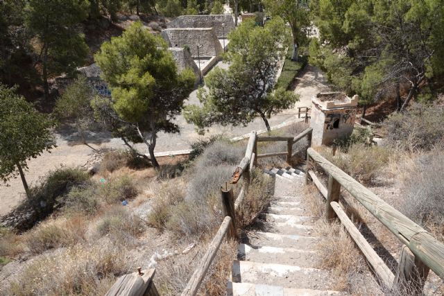Basura, hogueras, botellones, vandalismo, dejadez y personas excluidas malviviendo en sus rincones conforman el paisaje habitual de los parques y jardines de los barrios de Lorca