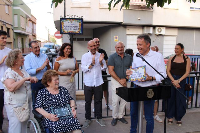 Alfonso Marín Pérez de Tudela da nombre al parque infantil de Apolonia como homenaje a su compromiso con el barrio