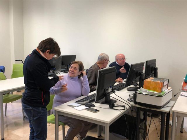 El Ayuntamiento de Lorca organiza 22 cursos gratuitos para mayores de 65 años con el objetivo de seguir potenciando el envejecimiento activo en el municipio