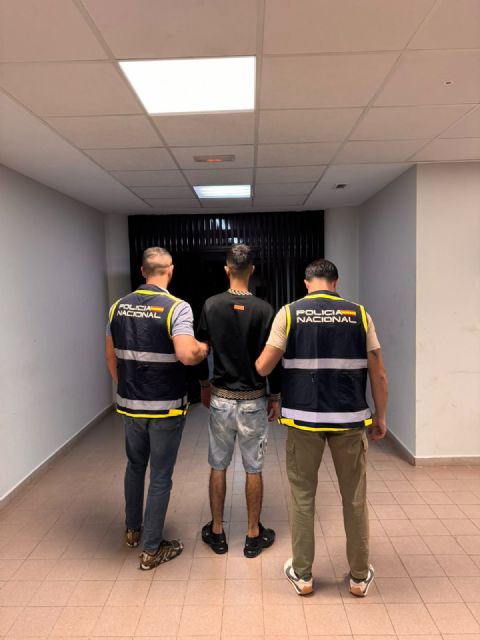 La Policía Nacional detiene en Lorca a dos jóvenes como presuntos autores de un robo con violencia en el que la víctima resultó herida en el rostro