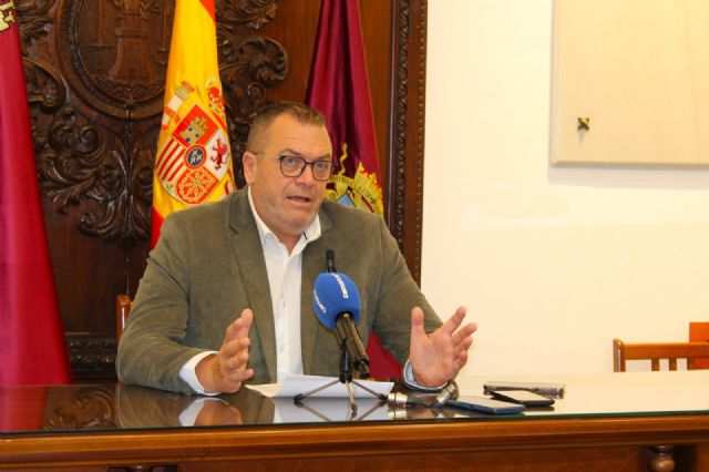 Mitin del PSOE en el cuartel de la Guardia Civil de Lorca, 'marrullería en estado puro: unos pulsan botones en el Pleno y otros esconden sus visitas'