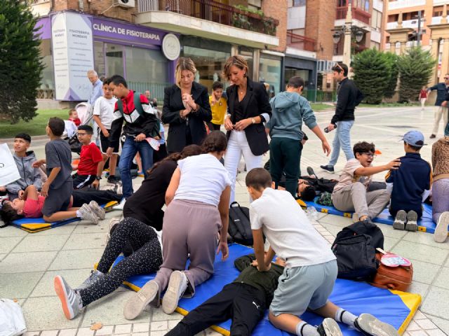 Cerca de 200 alumnos de los colegios San Cristóbal y Andrés García Soler reciben una formación práctica de reanimación cardiopulmonar y primeros auxilios