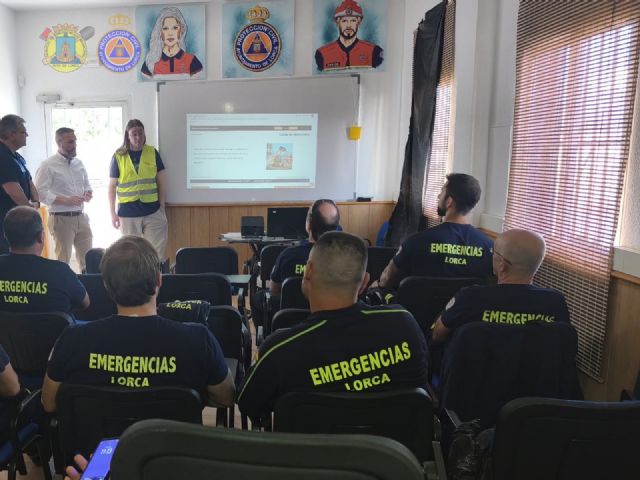 Efectivos del Servicio de Emergencias Municipal de Lorca realizan una formación práctica sobre manejo de miniexcavadoras
