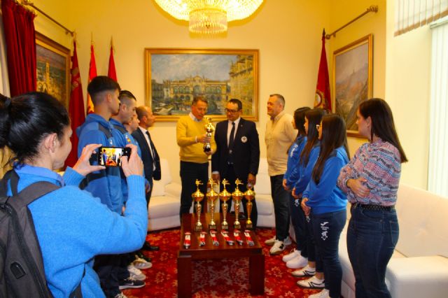 El alcalde de Lorca recibe a la expedición local de karatecas premiados en el Campeonato Europeo WKB celebrado en Polonia