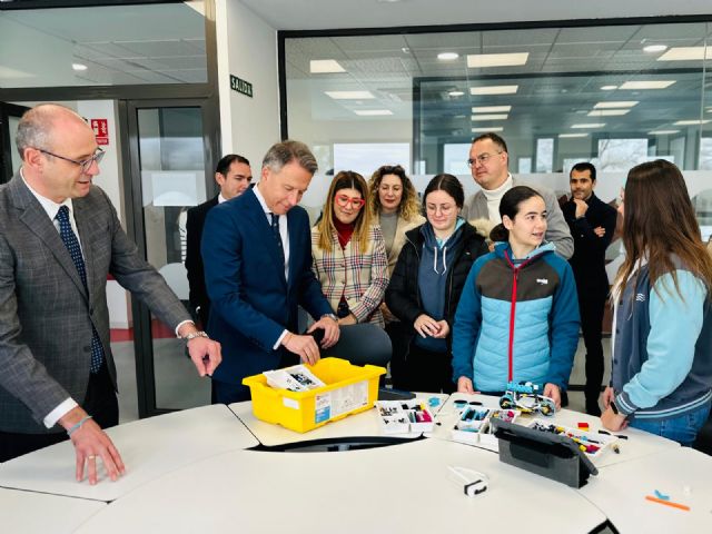 El alcalde y el consejero de Educación visitan el colegio concertado Alma de Lorca
