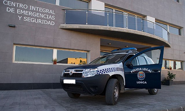 La rápida intervención de la Policía Local de Lorca consigue salvar la vida de una mujer que había sufrido un infarto en plena calle