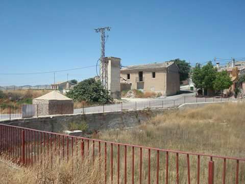 El Ayuntamiento y los vecinos de Doña Inés coordinan los trabajos de mejora en la zona del estanque