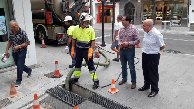 Aguas de Lorca revisa y pone a punto 3.000 imbornales y alcantarillas en nuestro término municipal con el fin de evitar incidencias en caso de fuertes precipitaciones