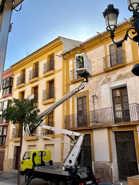 El Ayuntamiento realiza una nueva actuación en las fachadas del casco antiguo de cara a las celebraciones multitudinarias que tendrán lugar con motivo de la Feria y Fiestas de Lorca