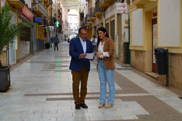 El descenso de las temperaturas lleva al Ayuntamiento a planificar la retirada de los toldos para la próxima semana
