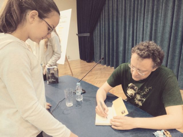 El escritor Luis Leante comparte con 400 alumnos de secundaria su libro 'Huye sin mirar atrás' en un nuevo 'Encuentro con Autor'