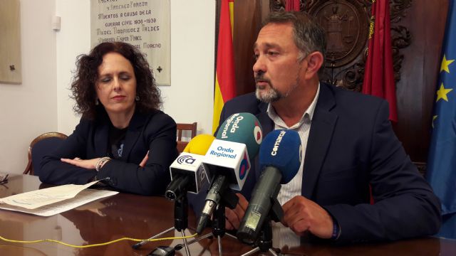 La Concejalía de Obras dota al servicio eléctrico de un nuevo sistema para intervenir en luminarias de gran altura gracias a la donación de una empresa murciana especializada