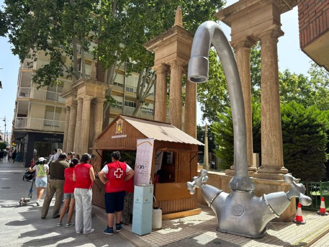 El Ayuntamiento reparte muestras de crema solar y agua fría para concienciar a los lorquinos sobre los golpes de calor y las altas temperaturas