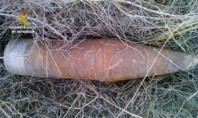 La Guardia Civil desactiva un antiguo proyectil de artillería en Lorca