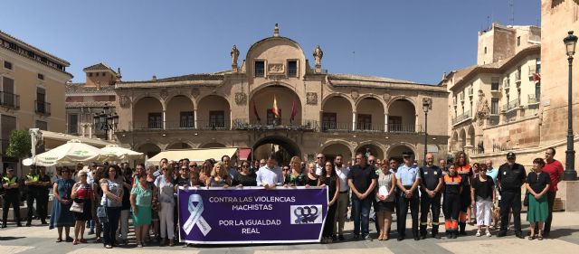 El Ayuntamiento de Lorca repulsa la violencia de género con un minuto de silencio en memoria de la mujer lorquina asesinada en Totana