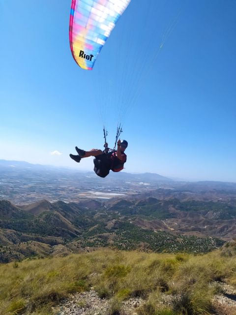 La concentración nacional de parapente congrega a treinta pilotos en un gran día de vuelo en la Peñarrubia