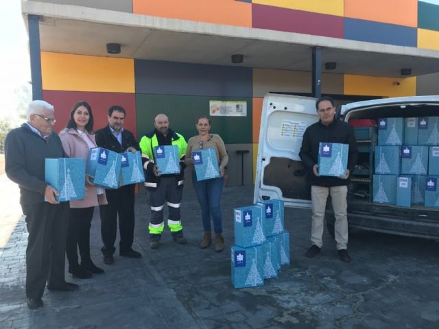 Aguas de Lorca entrega a Apandis 77 lotes navideños para conmemorar estas fechas como muestra de su compromiso social