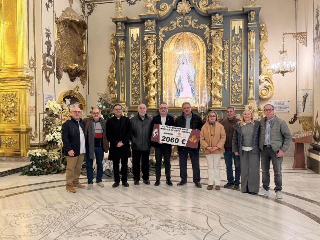 La Agrupación Musical Virgen de la Amargura entrega a Cáritas un cheque de 2.060 euros