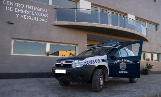 Detenido por un presunto robo de un teléfono con violencia en la Calle Pérez Casas por agentes de la Policía Local