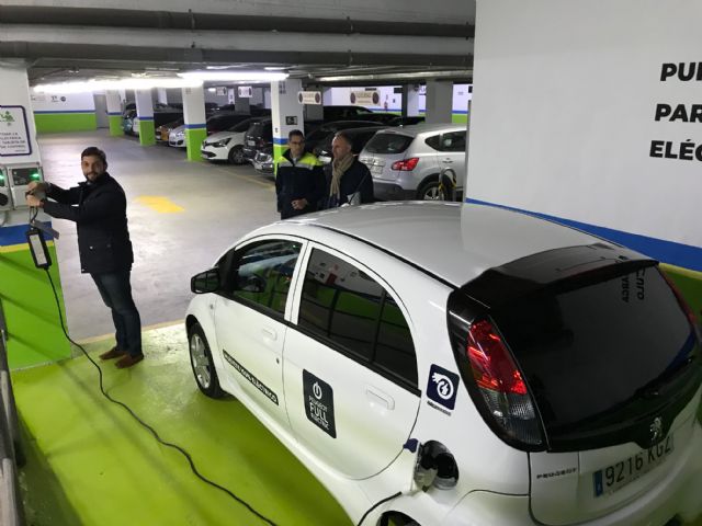 El Ayuntamiento habilita en el parking de San Vicente un punto de carga para vehículos eléctricos que complementa a los existentes en San José, Avenida de Europa y Sutullena