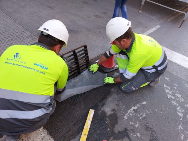 El Ayuntamiento prepara los imbornales para evitar la entrada de arena durante la Semana Santa
