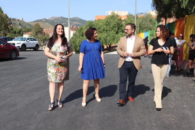 El Ayuntamiento de Lorca inicia los trabajos de reasfaltado del acceso y el aparcamiento del Colegio San Cristóbal y la Calle Pareja