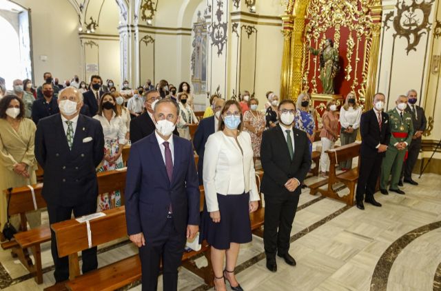 El Gobierno regional acude a la entrega del sable blanco del Paso Blanco de Lorca