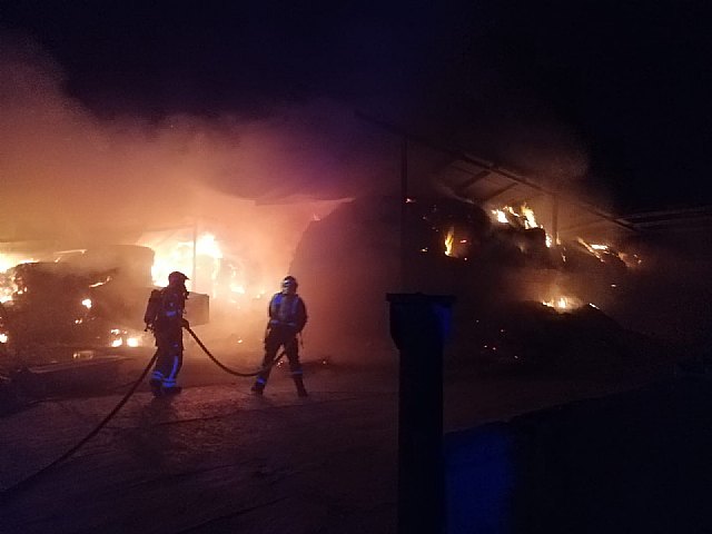 Incendio en una nave que almacenaba paja, en Lorca