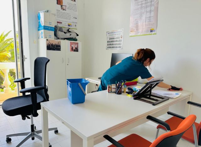 Limusa pone a punto colegios y dependencias municipales para el inicio del curso con un dispositivo de limpieza integral en interiores que supera las 13.500 horas