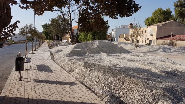 El PSOE pide la retirada de los acopios de áridos y materiales de obra de la Alameda Virgen de las Huertas por las continuas molestias que causan a los vecinos