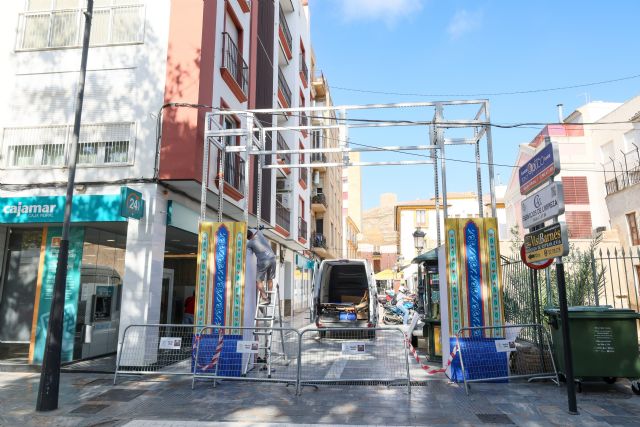 La Feria de Mediodía estrena portada con aires lorquinos en la entrada al casco antiguo por la calle Alporchones