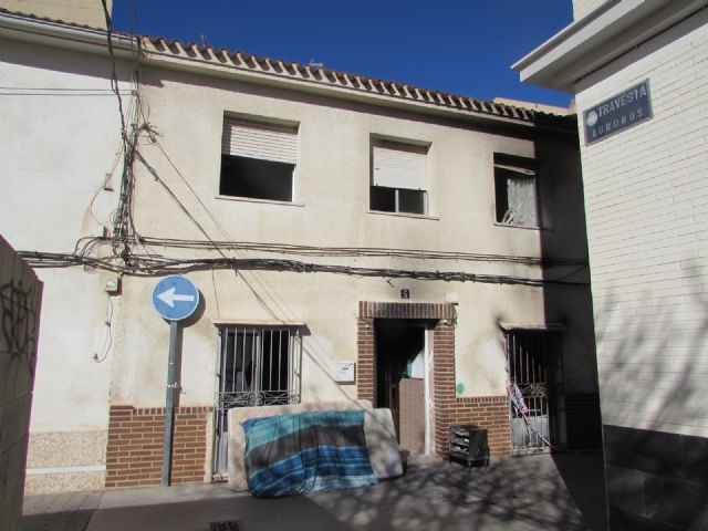 Los propietarios de la casa que se incendió en octubre inician su limpieza y reparación a requerimiento del Ayuntamiento