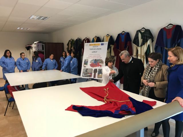 10 alumnas del Proyecto 'Empleo Joven Lorca' confeccionan las 12 túnicas de los Apóstoles de la Última Cena del III Via Crucis Viviente del Paso Morado