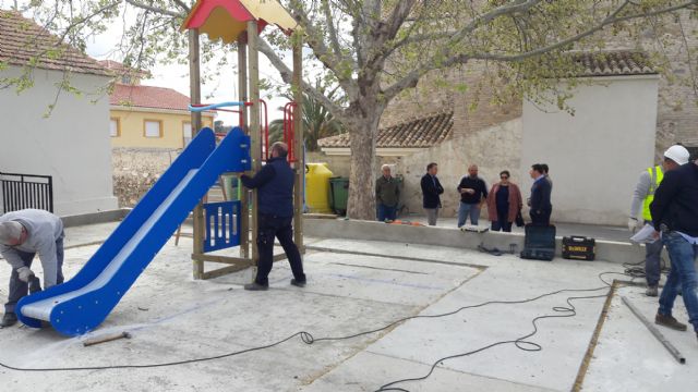 El Alcalde supervisa los trabajos de mejora y mantenimiento que se están desarrollando en La Parroquia, y que permitirán la renovación integral del parque infantil