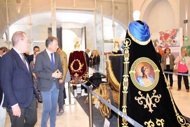 El Paso Blanco estrenará esta Semana Santa una nueva bandera bordada en seda y oro