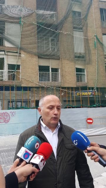 Antonio Meca delante del edificio que se pretende demoler