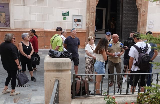 Vecinos de la calle Portijico y de la Avenida de las Fuerzas Armadas se plantan frente a la enésima obra pública en la calle Lope Gisbert