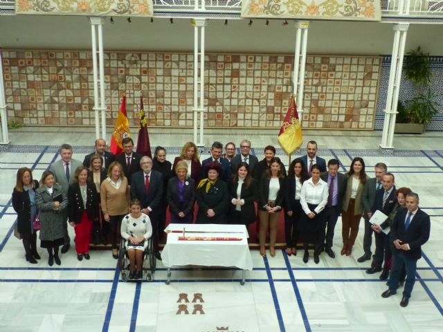 La Fundación San Clemente de Lorca presenta en la Asamblea Regional la réplica de la vaina ceremonial de los Reyes Católicos