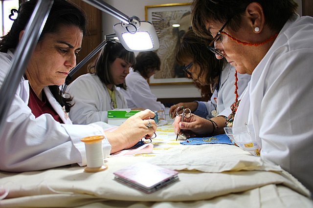 La Comunidad busca asegurar el relevo generacional del bordado artesanal de Lorca con dos proyectos para desempleados