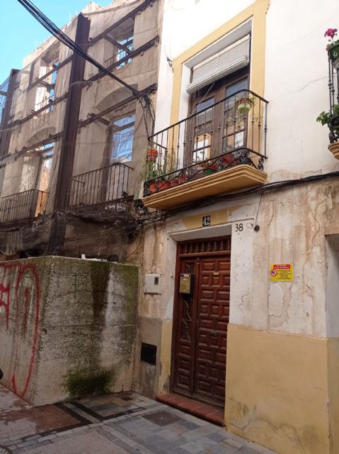 IU pide actuar frente al deterioro arquitectónico de algunas viviendas en calle Cava