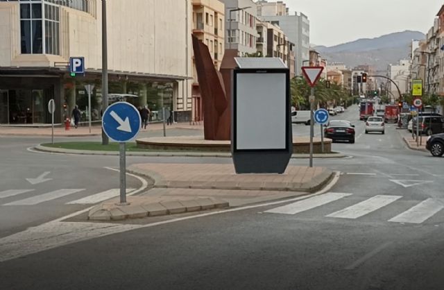 Los nuevos MUPIS digitales contravienen la ordenanza sobre tráfico