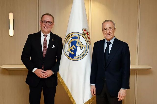 El Paso Blanco entrega al Real Madrid una bandera única con el sello del bordado lorquino