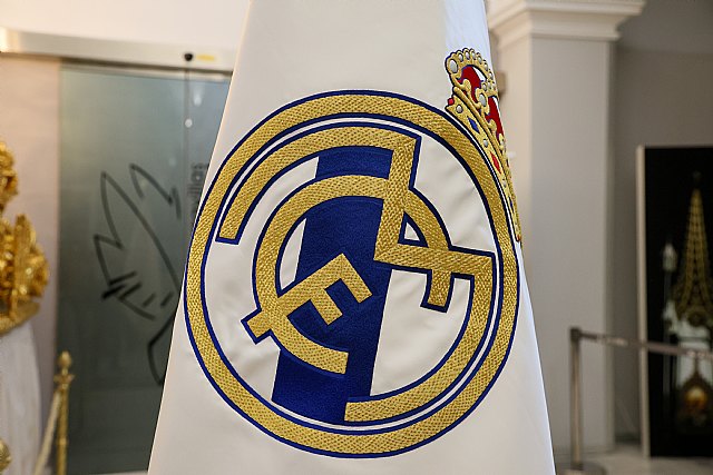 El Paso Blanco entregará hoy al Real Madrid una bandera única con el sello del bordado lorquino