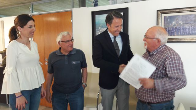 El Alcalde ratifica la financiación municipal para que niños saharauis disfruten de sus vacaciones de verano acogidos por familias de nuestra comarca